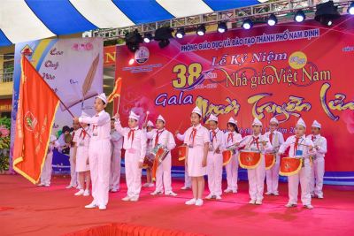 LỄ KỈ NIỆM 38 NĂM NGÀY NHÀ GIÁO VIỆT NAM VÀ GA LA “NGƯỜI TRUYỀN LỬA”